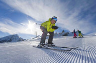 Skifahren auf der frischen Piste